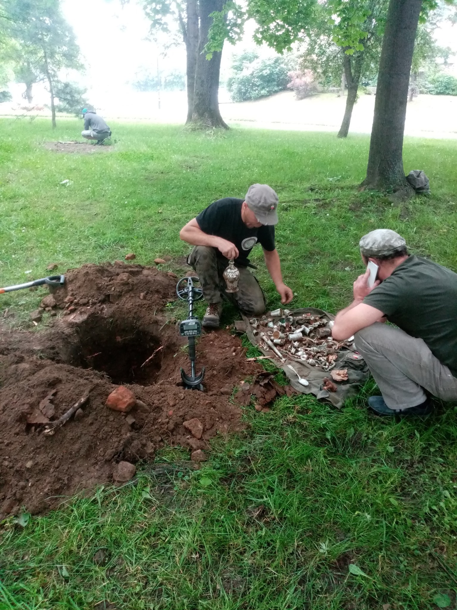 poklad našli detektoristé z místního detektorového spolku při spolupráci s archeology